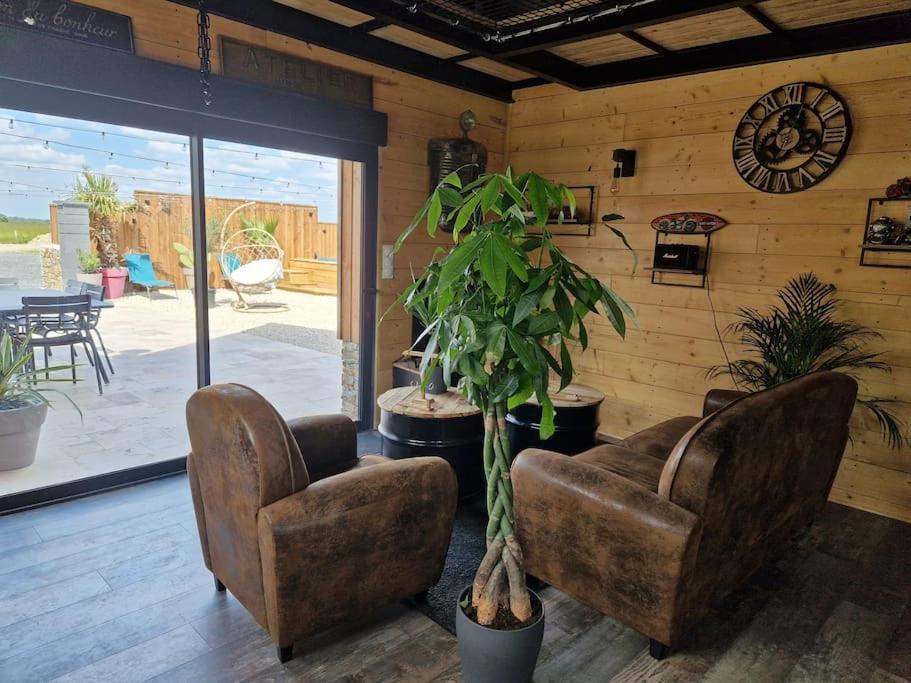 Chalet Industriel Avec Filet Et Spa Sorigny Exterior foto