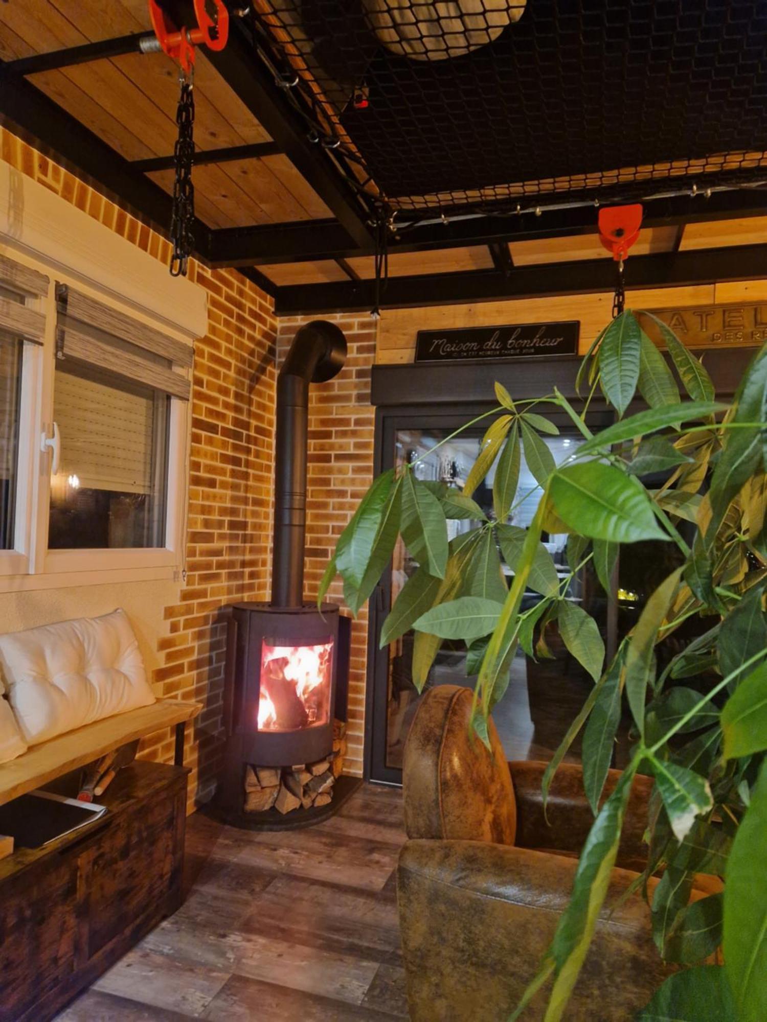 Chalet Industriel Avec Filet Et Spa Sorigny Exterior foto